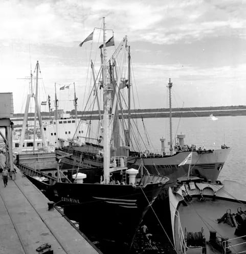 Buques holandeses en el Puerto de Asunción en 1968.