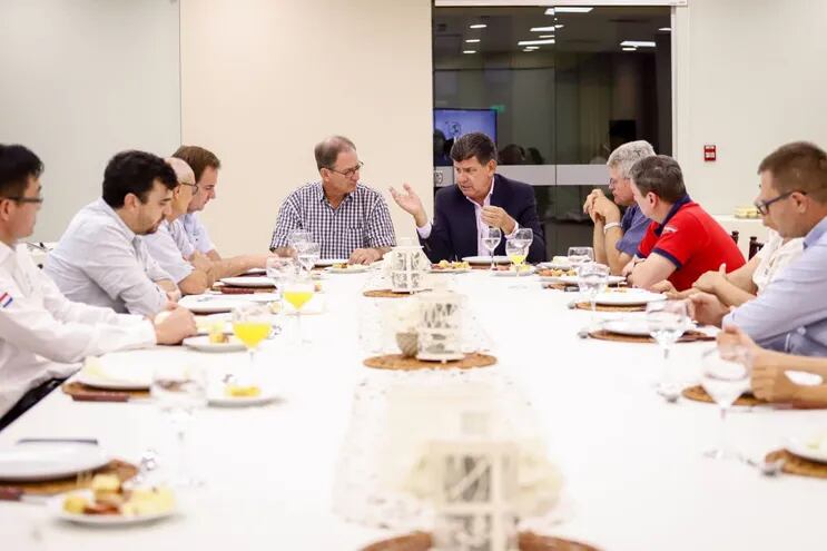 Efraín Alegre, presidenciable por la Concertación Nacional se reunió con miembros de la Federación de Cooperativas de Producción Limitada.