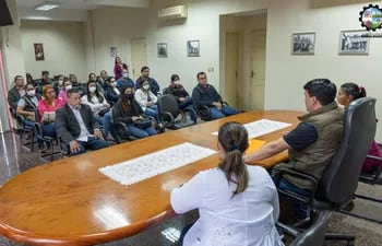 La reunión que mantuvo el intendente Diego Ríos con profesionales de salud y representantes vecinales para organizar la reapertura de los dispensarios.