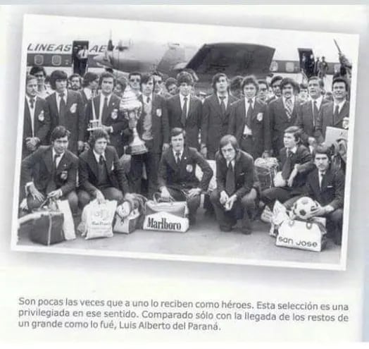 Foto tomada al arribo de la selección nacional de fútbol universitario tras la obtención de vicecampeonato Mundial de Fútbol Universitario en Uruguay.