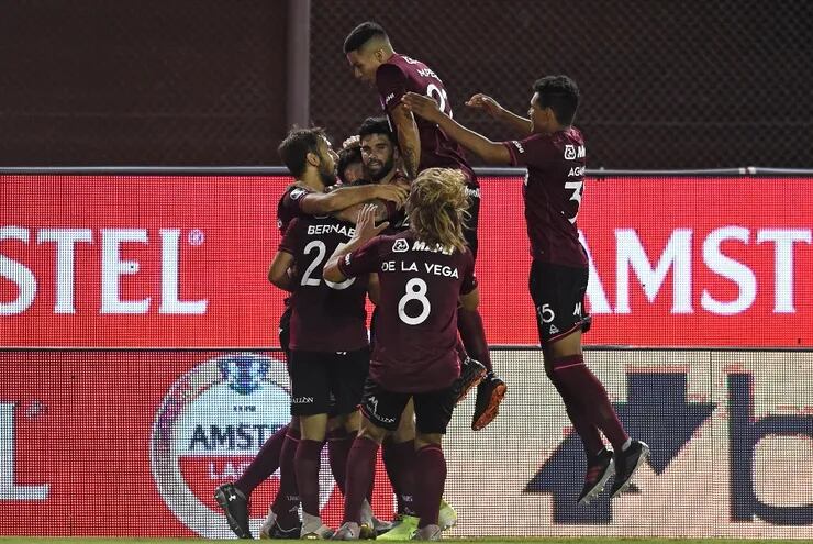 Jugadores de Lanús celebran el gol de Belmonte, en la victoria de ayer en semifinales de la Sudamericana ante Vélez.