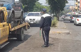 Agente de la PMT de Asunción dirige el tránsito ante el fuera de servicio de los semáforos.