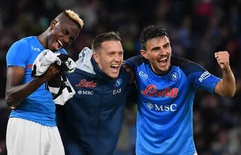 El nigeriano Víctor Osimhen (i), el polaco Piotr Zielinski  (c) y el macedonio Eljif Elmas, los tres goleadores del Napoli en la victoria 3-2 sobre Udinese.