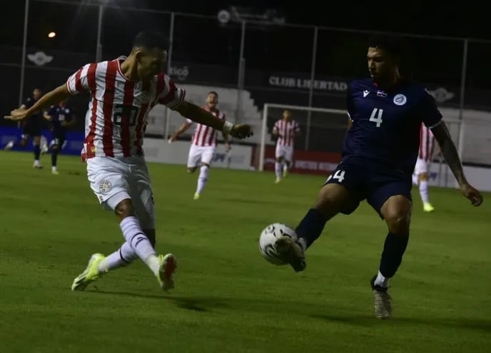 El extremo albirrojo, Marcelo Fernández intento meter el centro ante la marca del defensor dominicano, Édgar Pujol.