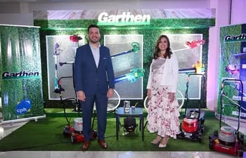 Blas Meza, gerente comercial, y Verónica Viñuales, gerente de Marketing de CPH, durante la presentación de Garthen, en su línea jardinería. Garthen llega como parte de la misión de CPH, de innovar constantemente.