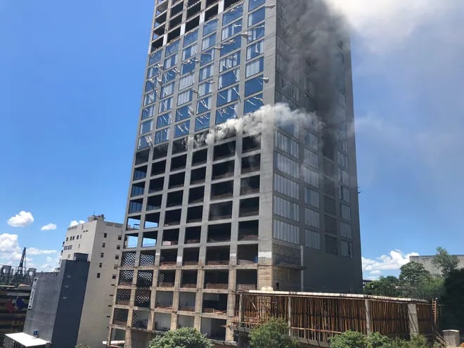 El incendio en el piso 12 del edificio se inició poco antes del mediodía.