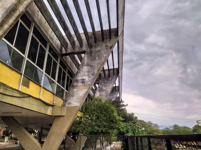 El Colegio Experimental Paraguay Brasil está ubicado en la sede de la Facultad de Filosofía de la Universidad Nacional de Asunción (UNA).