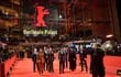 El jurado internacional de la Berlinale 2022 posando para los fotógrafos en la alfombra roja antes de la ceremonia de apertura de la 72º edición del festival de cine alemán, hoy jueves 10 de febrero.