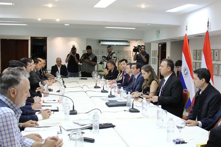 Comité paraguayo de la Hidrovía Paraguay Paraná, reunido el viernes último en la Cancillería Nacional, con las nuevas autoridades.
