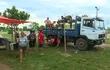 Usuarios del Refugio N° 2 cargan sus pertenencias en la carrocería de un camión de la Municipalidad para su traslado.