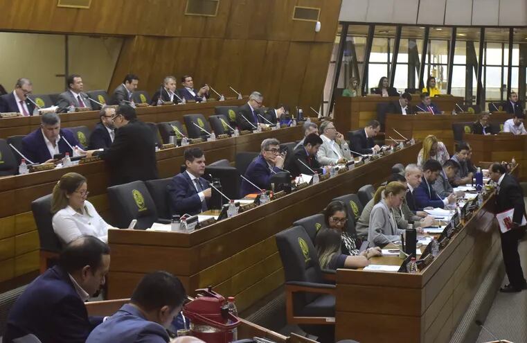 La Cámara de Diputados aceptó la objeción parcial del Ejecutivo a la fusión del quebrado Fondo Ganadero con el Banco Nacional de Fomento, y con ello, sigue en marcha la iniciativa aunque definirá el Senado.