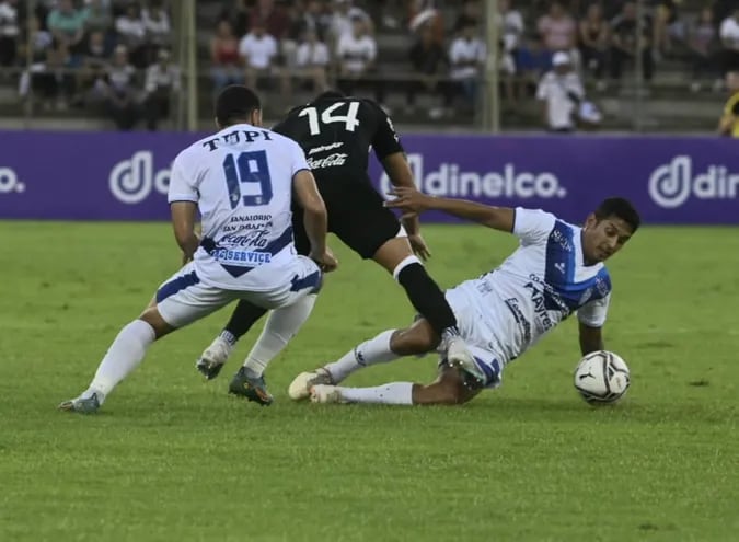 Ameliano y Olimpia se enfrentan en el estadio Villa Alegre en Encarnación.