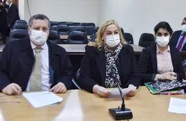 El abogado Guillermo Ferreiro,  María Esther Roa (c) y una colaboradora, en el primer juicio por violación de cuarentena.