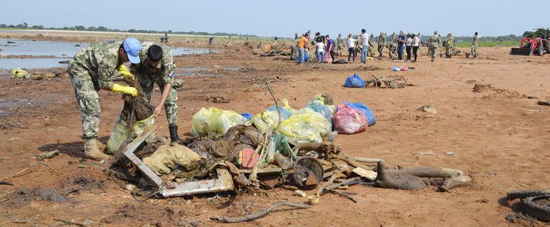 Toneladas de desechos fueron retirados en el primer día de limpieza de la ribera del río Paraguay en San Antonio. La tarea continúa.