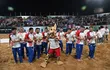 Los jugadores de la selección paraguaya de Fútbol Playa festejando la medalla de oro con Tirika, la mascota de los Juegos Odesur Asunción 2022.