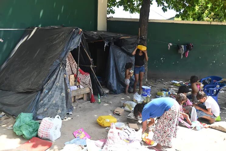 Indígenas de Ypehu, departamento de Canindeyú, aguardan la provisión de víveres para 28 familias. Están en Asunción hace 5 días, según Estelvina Cañete, miembro de la comunidad Tekoha Pyahu.
