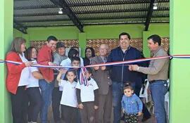 El gobernador Luis Benítez (ANR) y los vecinos del barrio San Antonio inauguraron el nuevo comedor comunitario.