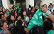 Feministas de la llamada "Marea Verde" celebran y ondean pañuelos luego de que el Congreso del estado de Oaxaca despenalizara este miércoles el aborto al aprobar un dictamen que autoriza la interrupción legal del embarazo antes de las 12 semanas de gestación, en Oaxaca (México).