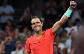 Rafael Nadal de España celebra la victoria contra Dominic Thiem de Austria el día 3 del torneo de tenis internacional de Brisbane 2024 en Brisbane, Australia, el 2 de enero de 2024.