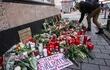 En Hanau, la gente deja flores y velas en memoria de las víctimas del ataque racista.