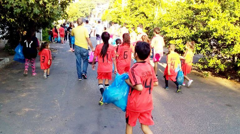 Niños corrieron y juntaron una tonelada de basura - Locales - ABC Color