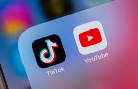 Logos de TikTok y YouTube en la pantalla de un teléfono celular.