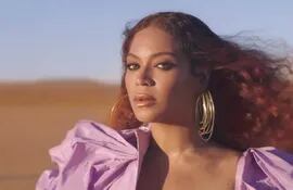 Beyoncé en el vídeo oficial de la canción "Spirit".