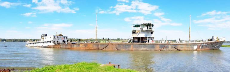 El barco se encuentra varado en el río Paraná con la parte de la popa torcida y a medio hundir.