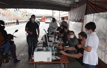 Técnicos que cooperan en la campaña Itapúa Solidaria crearon un software aplicable al programa de vacunación que permite ahorrar tiempo en el trámite de consentimiento previo a la inoculación.