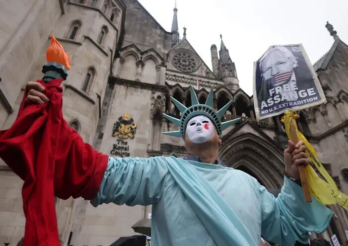 Un partidario del fundador de WikiLeaks, Julian Assange, viste un traje de la Estatua de la Libertad en el segundo día de la audiencia de apelación de extradición de Julian Assange, en los Tribunales Reales de Justicia de Londres.