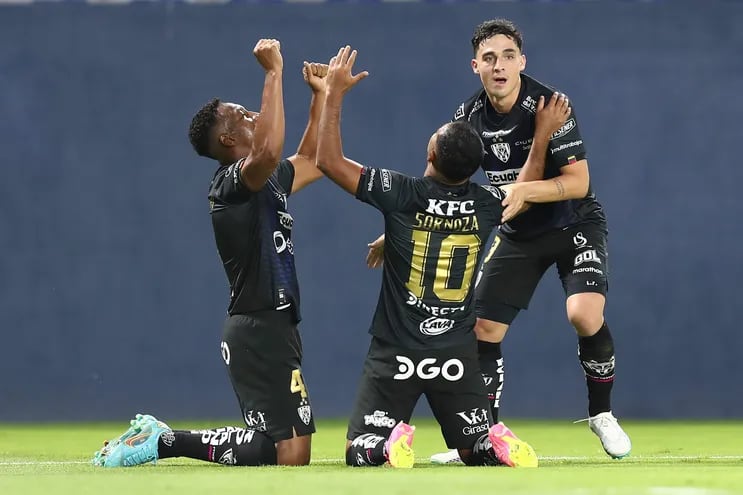 Júnior Sornoza (c) de Independiente celebra su gol hoy, en un partido de la fase de grupos de la Copa Libertadores entre Independiente del Valle y Corinthians en el estadio Complejo Independiente del Valle en Quito (Ecuador).