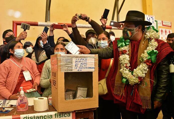 El candidato a Gobernador de La Paz por la agrupacion Jallalla, Santos Quispe, durante la emisión de voto, ayer domingo,  en El Alto, Bolivia. (EFE)