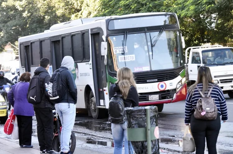 Usuarios del transporte público sufren “reguladas” y aglomeración en buses. En tanto, la institución que las regula, el Viceministerio de Transporte, encubre datos sensibles de su operativa.