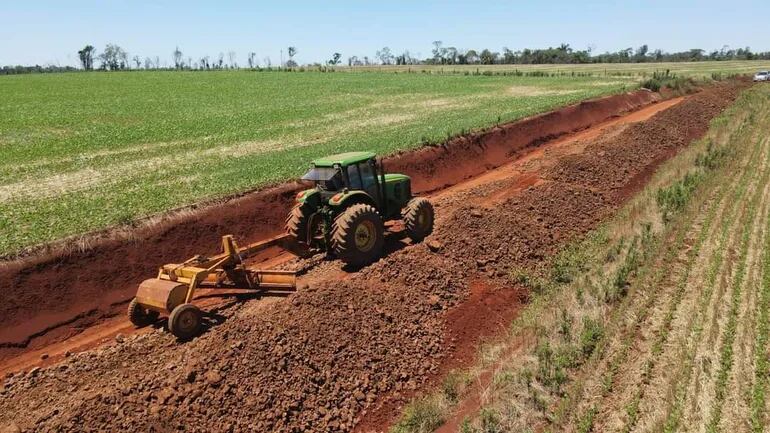 Momento en que uno de los tractores de los productores de la zona de Itapiranga, realiza el trabajo de perfilado del tramo.