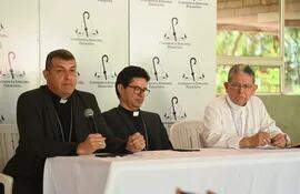 Los obispos Gabriel Escobar, Amancio Benítez y Juan Bautista Gavilán, durante la conferencia de prensa realizada ayer, en la que sentaron la posición de la iglesia católica sobre el plan de Transformación Educativa.