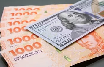 El peso argentino y el dólar.