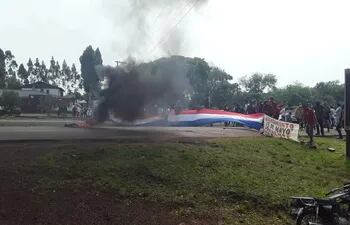 Los manifestantes incluso están quemando cubiertas en repudio a la denominada "ley Zavala".