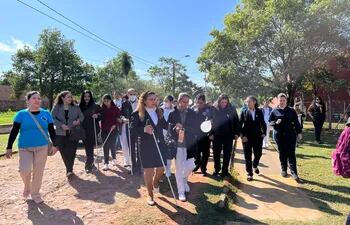 Alumnos del Centro de Formación Integral para Personas Ciegas y Dificultades Visuales, y audtoridades de Ia Municipalidad de Itauguá, como también de la Gobernación de Central participaron de la caminata.