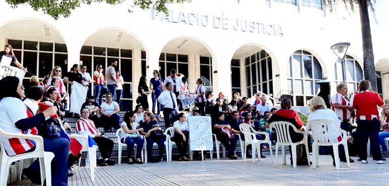 En Asunción, los funcionarios del Poder Judicial se concentraron ayer en la explanada del Palacio de Justicia para ratificar sus reivindicaciones y pedir unidad durante la huelga general.