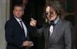 Johnny Depp saluda a su arribo a la Corte para el segundo día del juicio contra la empresa News Group Newspaper.