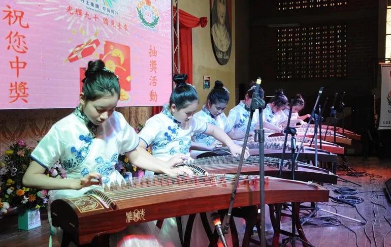 Las taiwanesas ejecutan el “gucheng”, un instrumento musical típico de la República de China.