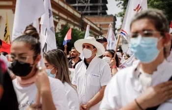 Médicos participan en una protesta frente a la sede del Ministerio de Hacienda hoy, en Asunción el pasado 6 de octubre.