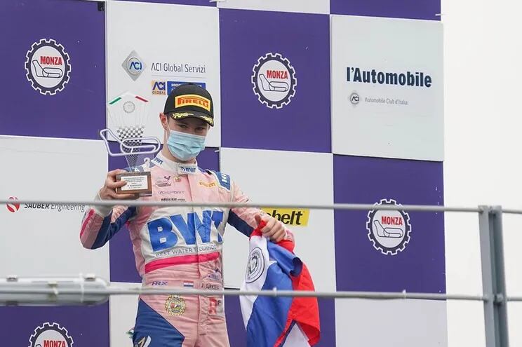 El joven piloto paraguayo Joshua Duerksen subió ayer al podio en la primera carrera en Monza, donde había concluido tercero.