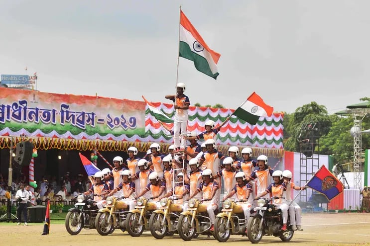Personal de Policía de Assam realiza acrobacias en motocicleta en el Día de la Independencia.