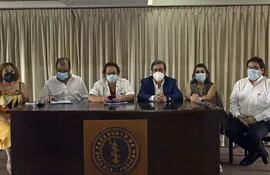 Miembros del Círculo Paraguayo de Médicos manifestaron hoy, en conferencia de prensa, su preocupación por la calidad de los médicos que egresan de facultades no acreditadas por Aneaes.