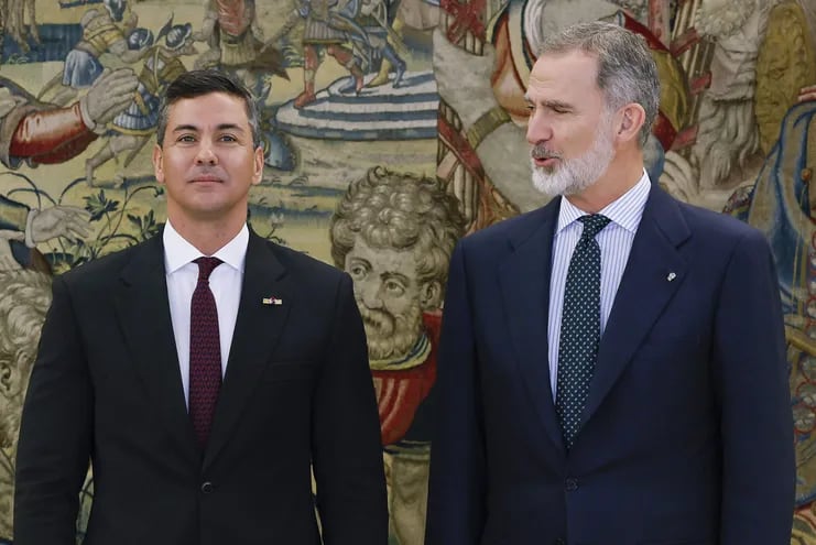 El rey Felipe VI recibe al presidente de la República de Paraguay, Santiago Peña Palacios (i), este miércoles en el Palacio de la Zarzuela.
