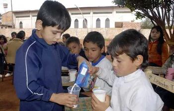 Gobernaciones pagan hasta G. 3.200 más por cada litro de leche que se distribuye en la merienda escolar.