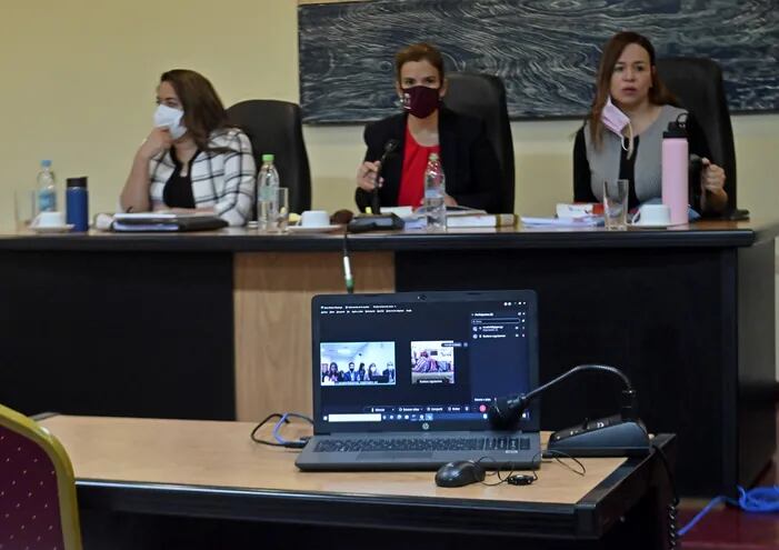 Ramón González Daher participa del juicio oral por medios telemáticos, desde su casa. De fondo el tribunal integrado por las juezas Yolanda Morel, Claudia Criscioni (presidenta) y Yolanda Portillo.
