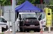 Forenses trabajan en el sitio del ataque que resultó en la muerte de dos guardias penitenciarios, este martes en Incarville, Francia.