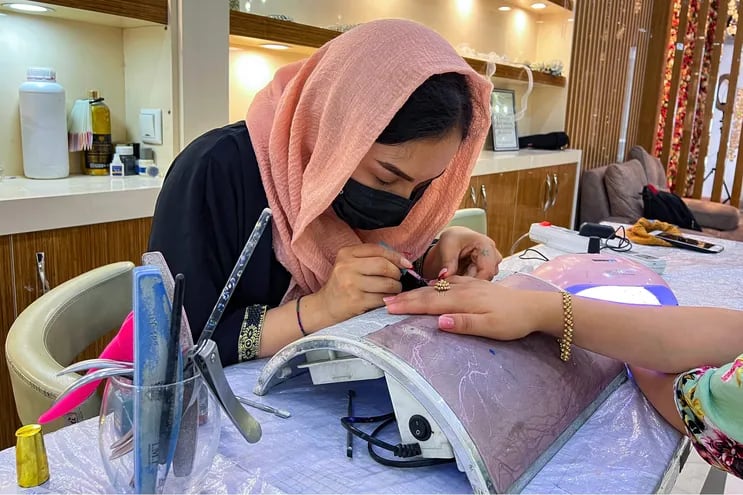 Miles de salones de bellezas cerraron de manera definitiva este martes en Afganistán con la entrada en vigor de un decreto de las autoridades talibanes, que priva a las mujeres de una de sus escasas fuentes de ingresos y uno de sus últimos espacios de libertad.